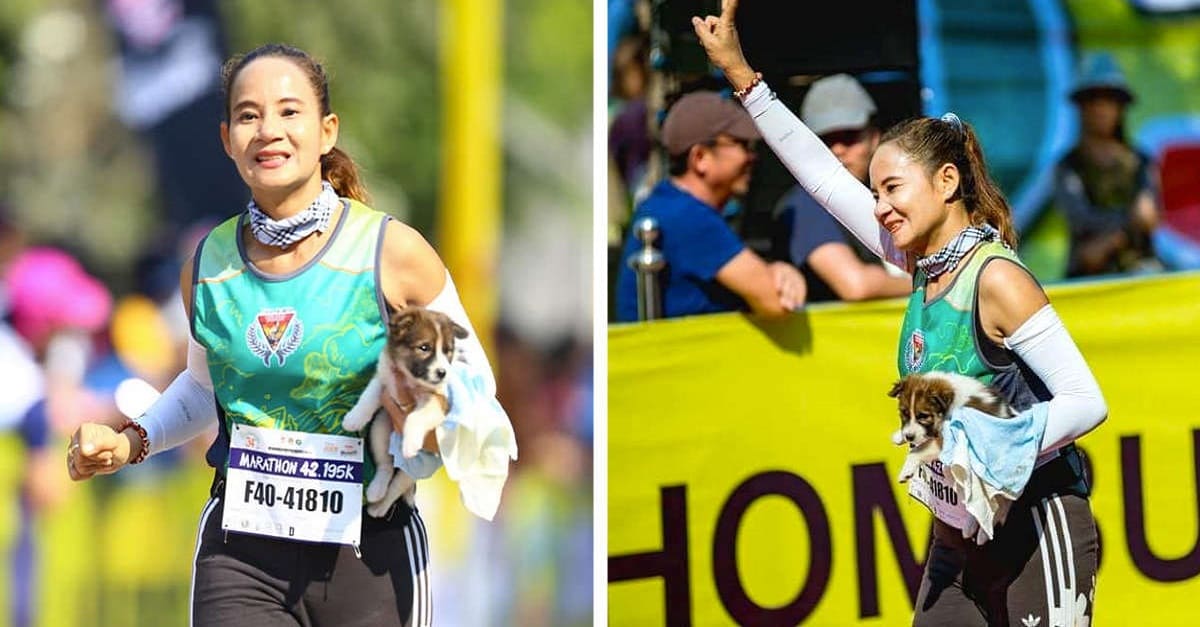 Mulher termina maratona carregando cão que ela salvou durante a corrida