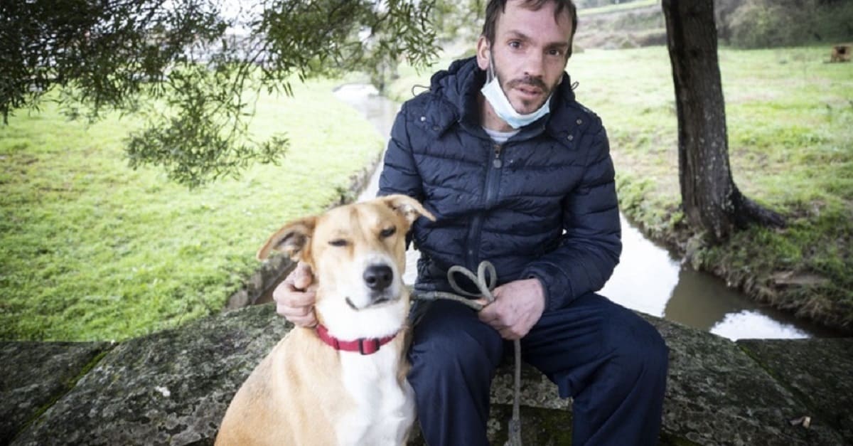 Morador de rua doente se recusa a trocar seu cachorro pelo abrigo que salvará sua vida