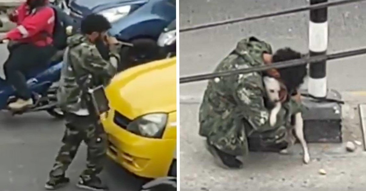 Artista de rua é flagrado abraçando a sua cachorrinha depois de não conseguir nenhuma gorjeta no semáforo