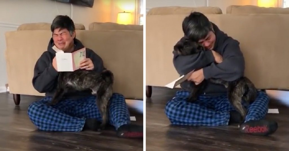 Homem chora de alegria ao descobrir que poderá manter seu cachorro adotivo